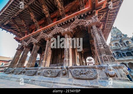 Kathmandu, Nepal - Februar 1 2021: Antiker Tempel und Stupa am Patan Durbar Platz in Nepal. Stockfoto