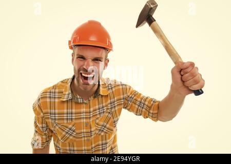 Mann schreit. Mann Baumeister Hut. Drohen mit Hammer. Wütender aggressiver Typ. Verbesserungen und Renovierung. Baumeister oder Inspektor. Ingenieur Architekt Baumeister. Vorarbeiter von Schlächtern. Kontrolle und Management. Stockfoto