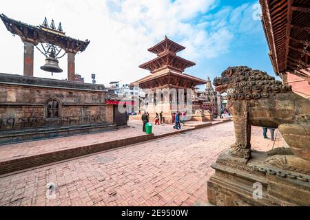 Kathmandu, Nepal - Februar 1 2021: Antiker Tempel und Stupa am Patan Durbar Platz in Nepal. Stockfoto