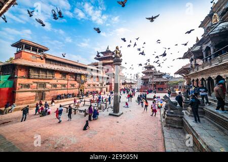 Kathmandu, Nepal - Februar 1 2021: Antiker Tempel und Stupa am Patan Durbar Platz in Nepal. Stockfoto