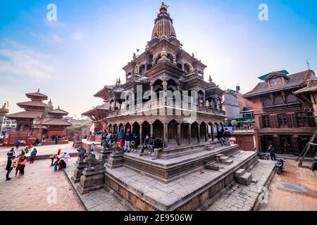 Kathmandu, Nepal - Februar 1 2021: Antiker Tempel und Stupa am Patan Durbar Platz in Nepal. Stockfoto