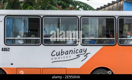 Diana Bus der Firma Cubanicay fährt in Santa Clara, Kuba. Menschen tragen Schutzmasken Stockfoto