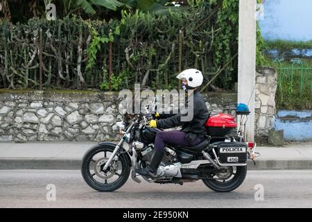 Verkehrspolizist (caballito) fährt sein Motorrad in Santa Clara, Kuba Stockfoto