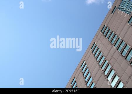 Abstraktes Fragment zeitgenössischer Architektur, Wände aus Glas und Beton Stockfoto