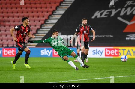 Bournemouth, Großbritannien. Februar 2021. Elias Kachunga von Sheffield Mittwoch schießt während des Sky Bet Championship Spiel im Vitality Stadium, Bournemouth Bild von Jeremy Landey/Focus Images/Sipa USA 02/02/2021 Kredit: SIPA USA/Alamy Live Nachrichten Stockfoto