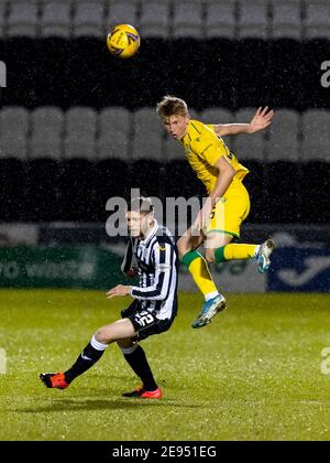 2. Februar 2021; St Mirren Park, Paisley, Renfrewshire, Schottland; Scottish Premiership Football, St Mirren gegen Hibernian; Josh Doig von Hibernian gewinnt den Kopfball vor Marcus Fraser von St Mirren Stockfoto