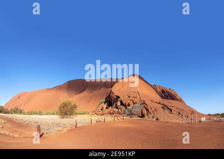 Uluru, Northern Territory, Australien - 10. Januar 2021: Uluru oder Ayers Rock ist ein riesiger Sandsteinmonolith im Uluru-Kata Tjuta National Park in Cen Stockfoto