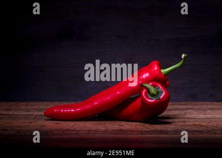Rote, spitze Paprika auf einem Holztisch. Gesunde Ernährung Konzept. Stockfoto