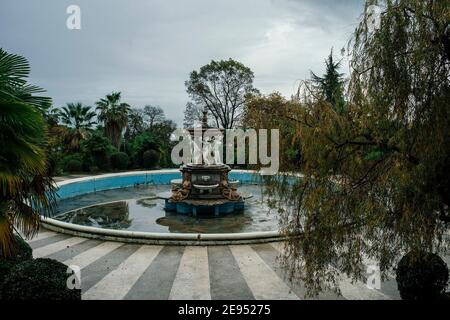 Brunnen mit Statuen in der Nähe des antiken Palastes. Das gut des Meisters. Stockfoto