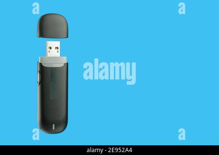 Mobiles Modem zur Verbindung mit dem Internet über USB. 5G Modem für schnelles mobiles Internet isoliert auf blauem Hintergrund. High-Speed-Datenübertragungstechnik Stockfoto
