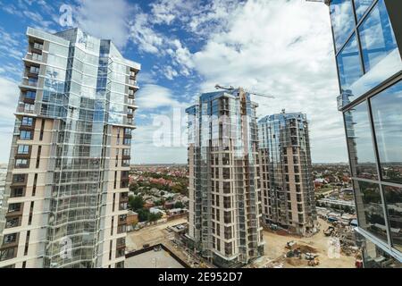 Luxus-Wohnhochhäuser mit verspiegelter Verglasung sind im Bau. Stockfoto