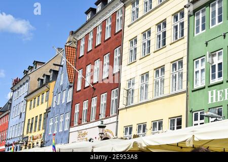 Kopenhagen, Dänemark. Landschaftlich schöner Blick auf den Nyhavn Pier im Sommer. Stockfoto