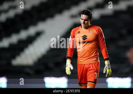 Milton Keynes Dons Torhüter Lee Nicholls sieht beim Papa John's Trophy Quarter Final Match im Stadium MK, Bletchley dejected aus. Bilddatum: Dienstag, 2. Februar 2021. Stockfoto