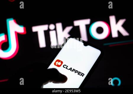 Brasilien. Februar 2021. In dieser Abbildung wird das Clapper-Logo auf einem Smartphone-Bildschirm mit dem TikTok-Logo auf einem Computerbildschirm im Hintergrund angezeigt. Kredit: Rafael Henrique/SOPA Images/ZUMA Wire/Alamy Live Nachrichten Stockfoto