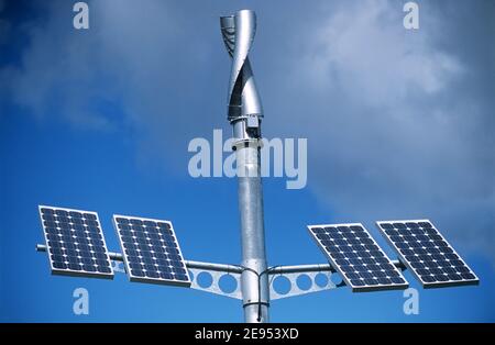 Hybrolight eine Solar- und Vertikalwindturbine, die erneuerbare Energie liefert Für Straßenbeleuchtung Stockfoto