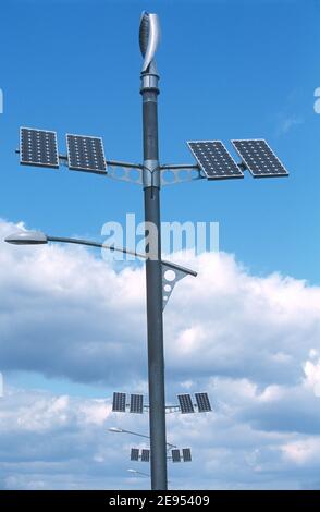 Hybrolight Solar- und Vertikalachse Windkraftanlage Versorgung erneuerbare Energie An die Straßenbeleuchtung Stockfoto