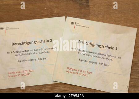 Bundesregierung mit Berechtigungsschein zur Abholung von Schutzmasken in einer Apotheke 2,2.2021., GER - Bundesregierung mit Berechtigungsschein zur A Stockfoto