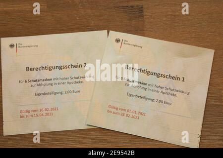 Bundesregierung mit Berechtigungsschein zur Abholung von Schutzmasken in einer Apotheke 2,2.2021., GER - Bundesregierung mit Berechtigungsschein zur A Stockfoto