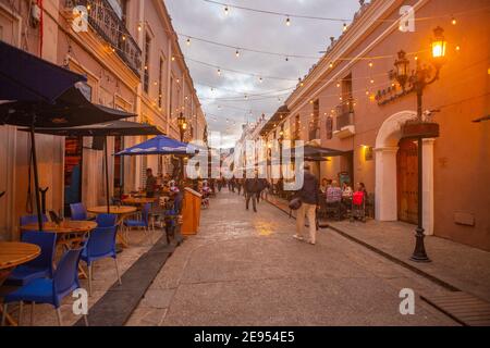 Eine der Hauptstraßen im Zentrum von San Cristobal Town in Mexiko, am späten Nachmittag nach dem Regen. Stockfoto