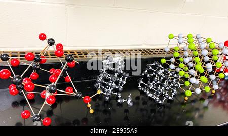 Bunte Molekül Spielzeug Modelle auf schwarzen Labortischen in einem High School Science Klassenzimmer eingerichtet. Stockfoto