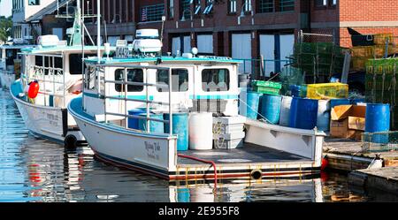 Portland, Maine, USA - 25. Juli 2020: Fischerei- und Hummerboote dockten in einer Bucht in der Stadt Portland Maine an. Gereinigt und bereit zur Arbeit zu gehen. Stockfoto