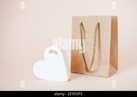 Geschenkpapierbeutel und eine Herzfigur. Valentinstag Stockfoto