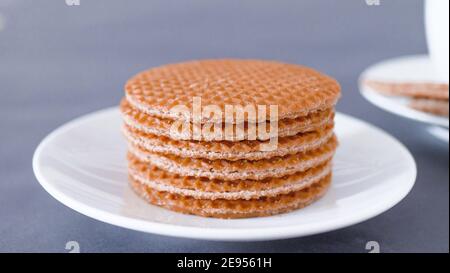 Traditionelle holländische Cookies Stroopwafels auf einer weißen Untertasse Stockfoto