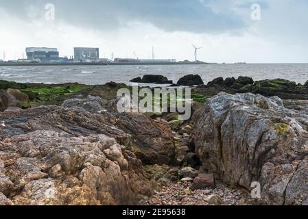 Heysham One und Two Nuclear Reactors von Heysham Cliffs aus gesehen. Stockfoto