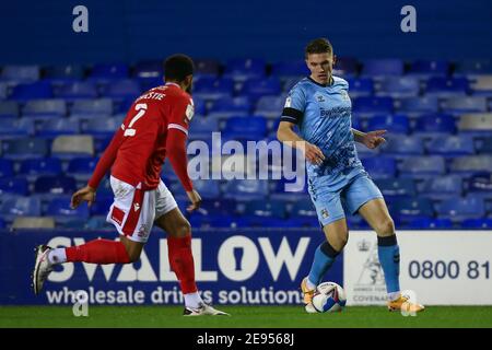 Birmingham, Großbritannien. Februar 2021. Viktor Gyokeres #12 von Coventry City dribbelt den Ball in Birmingham, UK am 2/2/2021. (Foto von Simon Bissett/News Images/Sipa USA) Quelle: SIPA USA/Alamy Live News Stockfoto