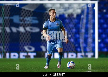 Birmingham, Großbritannien. Februar 2021. Leo Ostigard #2 von Coventry City dribbelt den Ball in Birmingham, UK am 2/2/2021. (Foto von Simon Bissett/News Images/Sipa USA) Quelle: SIPA USA/Alamy Live News Stockfoto