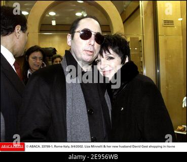 © ABACA. 33799-1. Rom-Italien, 4. September 2002. Liza Minnelli & ihr neuer Mann David größte Shopping in Rom Stockfoto