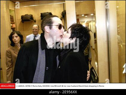 © ABACA. 33799-7. Rom-Italien, 4. September 2002. Liza Minnelli & ihr neuer Mann David größte Shopping in Rom Stockfoto