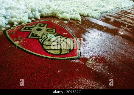 Rotherham, Großbritannien. Februar 2021. Rotherham United Abzeichen bedeckt mit Schnee. In Rotherham, UK am 2/2/2021. (Foto von Dean Williams/News Images/Sipa USA) Quelle: SIPA USA/Alamy Live News Stockfoto