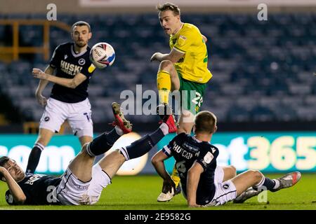 LONDON, ENGLAND. 2. FEBRUAR: Oliver Skipp von Norwich spielt den Ball während des Sky Bet Championship Matches zwischen Millwall und Norwich City in Den, London am Dienstag, 2. Februar 2021. (Kredit: Juan Gasparini - MI News) Kredit: MI Nachrichten & Sport /Alamy Live Nachrichten Stockfoto