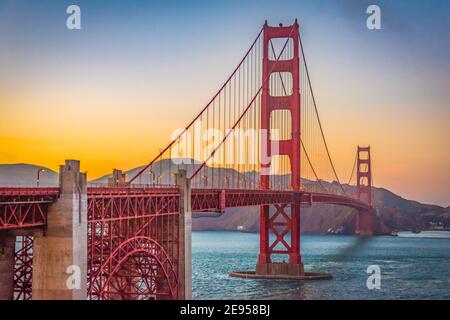 Golden Gate Bridge in San Francisco bei Sonnenuntergang mit märchenhaften Farben Stockfoto