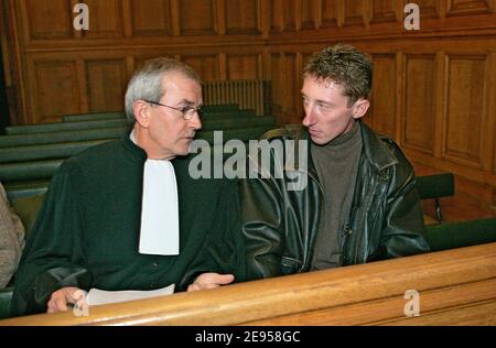 Patrick Dils, mit seinem Anwalt Bertrand Becker, am 06. Januar 2006 vor dem Gericht verfolgt, das sich mit Strafsachen in Paris, Frankreich wegen Verleumdung durch den Polizisten, der die Untersuchung des Doppelmordes von Montigny les Metz leitete, befasst, Bestätigt den Vorwurf der Manipulation gegen den Ermittler der Polizei Bernard Varlet in seinem Buch "je voulais juste rentrer chez moi". Foto von Mousse-Gorassini/ABACAPRESS.COM. Stockfoto