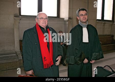 Der Ermittler der Polizei Bernard Varlet, der Patrick Dils am 06. Januar 2006 vor dem Gericht, das sich mit Strafsachen in Paris, Frankreich wegen Verleumdung in seinem Buch "je voulais juste rentrer chez moi" beschäftigt, verfolgt hat. Foto von Mousse-Gorassini/ABACAPRESS.COM. Stockfoto