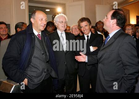Francois Hollande, der Vorsitzende der französischen Sozialistischen Partei, spricht mit dem ehemaligen Premierminister Laurent Fabius, dem ehemaligen Premierminister Lionel Jospin, dem ehemaligen Minister Jack lang, während der Zeremonie zur Erinnerung an den ehemaligen französischen Präsidenten Francois Mitterrand, die am 8. Januar 2006 in der französischen Sozialistischen Parteizentrale in Paris stattfand. Foto von Mehdi Taamallah/ABACAPRESS.COM Stockfoto