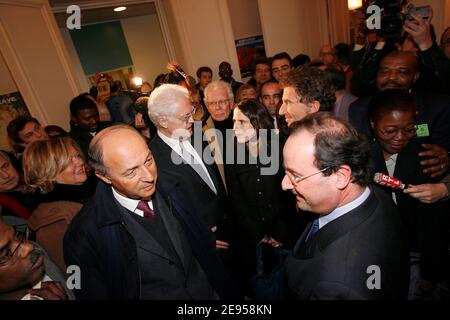 Francois Hollande, Vorsitzender der französischen Sozialistischen Partei, spricht mit dem ehemaligen Premierminister Laurent Fabius vor dem ehemaligen Premierminister Lionel Jospin, Mazarine Pingeot-Mitterrand und dem ehemaligen Minister Jack lang während der Zeremonie zur Erinnerung an den ehemaligen französischen Präsidenten Francois Mitterrand, die im Sitz der französischen Sozialistischen Partei in Paris stattfand. Frankreich am 8. Januar 2006. Foto von Mehdi Taamallah/ABACAPRESS.COM Stockfoto