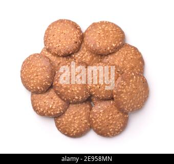 Haufen Sesamklätzchen auf weiß isoliert Stockfoto