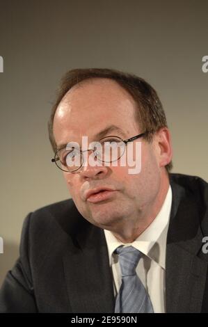 Der französische Autohersteller PSA Peugeot Citroen CEO Jean-Martin Folz, spricht während einer Pressekonferenz auf der GENEPAC, in Carrés-sous-Poissy, in der Nähe von Paris, Frankreich, 9. Januar 2006. Der GENEPAC ist der erste Fuel Cell Stack, der von der Partnerschaft zwischen PSA Peugeot Citroen und der CEA entwickelt wurde. PSA Peugeot hat ein Forschungszentrum auf dem Brennstoffzellen-Stack eingeweiht. Laut PSA bietet der neue Stack erstklassige Leistung und Leistungsdichte. Foto von Christophe Guibbaud/ABACAPRESS.COM Stockfoto