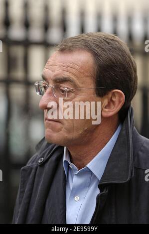 Der französische Fernsehmoderator Jean-Pierre Pernaut nimmt am 10. Januar 2006 an der Beerdigung des französischen Fernsehkameramannes Manuel Joachim in der Kirche Saint Pierre du Gros Caillou in Paris Teil. Foto von Nicolas Gouhier/ABACAPRESS.COM Stockfoto