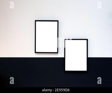 Zwei leere Poster, Leinwand, Rahmen hängen an schwarz und weiß Wand, Innenarchitektur moderne Mock-up-Rahmen kopieren Raum, Stockfoto