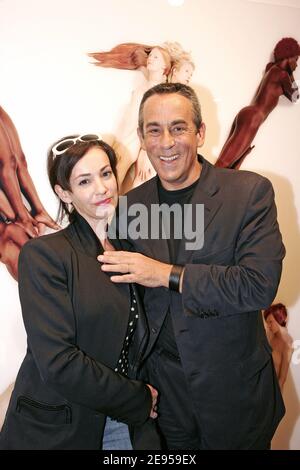 Der französische TV-Moderator Thierry Ardisson und seine Frau Beatrice nehmen am 10. Januar 2006 an der Einweihungsfeier von "L'espace Louis Vuitton" Teil, wo die britische Fotografin Vanessa Beecroft auf der Champs Elysee Avenue in Paris, Frankreich, ausgestellt wird. Foto von Laurent Zabulon/ABACAPRESS.COM Stockfoto