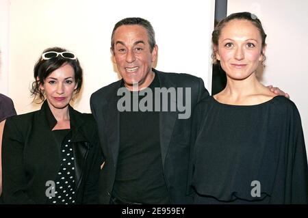 Der französische TV-Moderator Thierry Ardisson, seine Frau Beatrice und die Fotografin Vanessa Beecroft nehmen an der Einweihungsfeier von "L'espace Louis Vuitton" Teil, wo am 10. Januar 2006 die Ausstellung der britischen Fotografin Vanessa Beecroft auf der Champs Elysee in Paris stattfindet. Foto von Laurent Zabulon/ABACAPRESS.COM Stockfoto