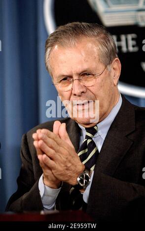 Verteidigungsminister Donald Rumsfeld reagiert auf US-Senatorin Hillary Clinton, die eine Untersuchung von Berichten fordert, dass mehr Körperpanzerung den Tod einiger amerikanischer Soldaten und Marines im Irak während einer Pressekonferenz im Pentagon am 12. Januar 2006 hätte verhindern können. Foto von Olivier Douliery/ABACAPRESS.COM Stockfoto
