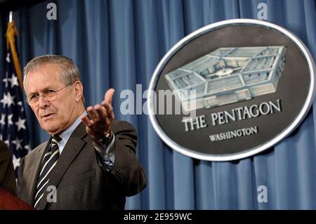 Verteidigungsminister Donald Rumsfeld reagiert auf US-Senatorin Hillary Clinton, die eine Untersuchung von Berichten fordert, dass mehr Körperpanzerung den Tod einiger amerikanischer Soldaten und Marines im Irak während einer Pressekonferenz im Pentagon am 12. Januar 2006 hätte verhindern können. Foto von Olivier Douliery/ABACAPRESS.COM Stockfoto