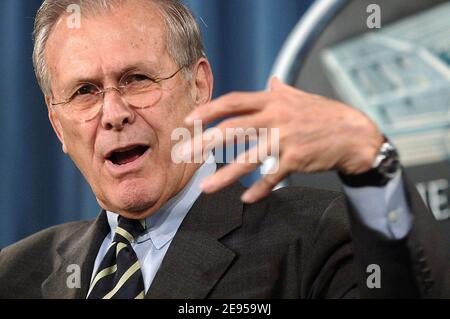 Verteidigungsminister Donald Rumsfeld reagiert auf US-Senatorin Hillary Clinton, die eine Untersuchung von Berichten fordert, dass mehr Körperpanzerung den Tod einiger amerikanischer Soldaten und Marines im Irak während einer Pressekonferenz im Pentagon am 12. Januar 2006 hätte verhindern können. Foto von Olivier Douliery/ABACAPRESS.COM Stockfoto