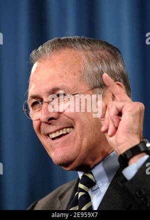 Verteidigungsminister Donald Rumsfeld reagiert auf US-Senatorin Hillary Clinton, die eine Untersuchung von Berichten fordert, dass mehr Körperpanzerung den Tod einiger amerikanischer Soldaten und Marines im Irak während einer Pressekonferenz im Pentagon am 12. Januar 2006 hätte verhindern können. Foto von Olivier Douliery/ABACAPRESS.COM Stockfoto
