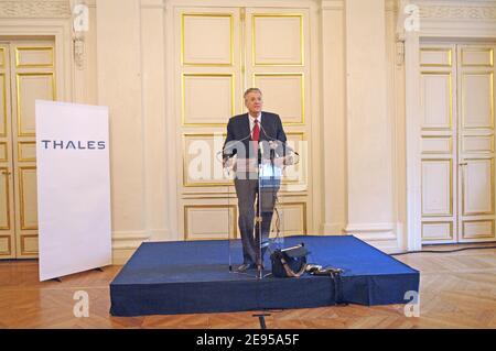 Frankreichs Thales-Vorsitzender und CEO, Denis Ranque, gibt der Presse am 13. Januar 2006 in Paris, Frankreich, seine Neujahrsadresse. Foto von Christophe Guibbaud/ABACAPRESS.COM Stockfoto